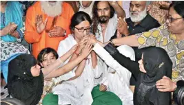  ?? PIC/PTI ?? DCW chief Swati Maliwal ends her indefinite hunger by drinking juice at Rajghat here on Sunday