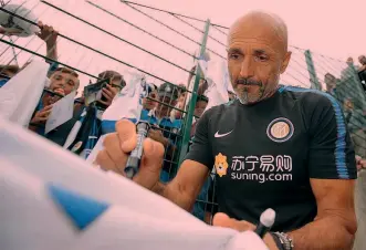  ?? GETTY ?? Luciano Spalletti, 58 anni, alle prese con gli autografi durante il ritiro a Riscone di Brunico