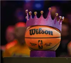  ?? PHOTO BY HARRY HOW/GETTY IMAGES ?? A crowned basketball in honor of LeBron James, the NBA’s highest scorer of all time.