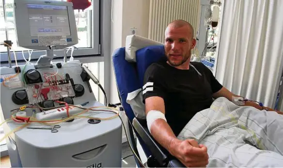  ??  ?? Mit diesem Gerät werden Manfred Starke, Stürmer beim FC Carl Zeiss Jena, die Stammzelle­n aus dem Blut „gesaugt“. Fotos: Holger Zaumsegel