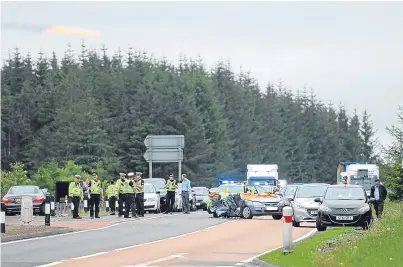  ?? Pictures: Kim Cessford. ?? Police near Tealing on the outskirts of Dundee where the smash occurred.