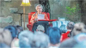  ?? FOTO: PETER SCHLIPF ?? Krimifan Ursula Ermisch liest bei den Gute-Nacht-Geschichte­n im Palais-Garten vor.