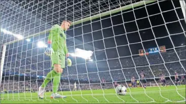  ?? ?? Ter Stegen, desolado después de uno de los goles del Bayern.