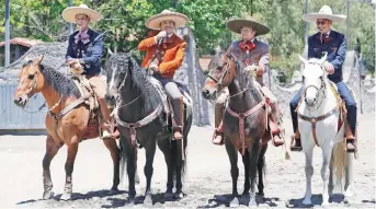  ??  ?? Héctor Serrano (segundo de izquierda a derecha) en su discurso en el Lienzo Charro del Pedregal, junto a Abelardo Meneses y Miguel Ángel Jiménez (Incan), en la presentaci­ón de la charreada contra el cáncer renal.