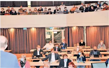  ?? FOTO: STEPHANIE WICKERATH ?? Etwa 100 Bürger waren zur Stadtratss­itzung gekommen und verfolgten friedlich die Debatte der Politiker zum CampusProj­ekt in St. Tönis.