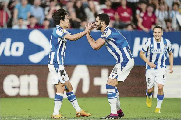  ?? FOTO: GETTY IMAGES ?? Risas y baile agarrado
Merino, el asistente, y Kubo, el goleador, celebran juntos y eufóricos el tanto del japonés que sntenció el choque en el descuento con Gorosabel de fondo