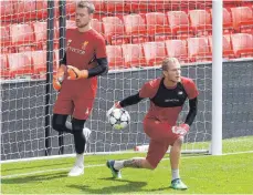  ?? FOTO: AFP ?? Loris Karius (vorn, dahinter Simon Mignolet) beim Torwarttra­ining an der Anfield Road in Liverpool vor dem Champions-League-Finale in Kiew gegen Real Madrid.