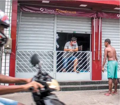  ?? NARA GENTIL ?? No Nordeste de Amaralina, vários comerciant­es abriram sua lojas ontem à tarde