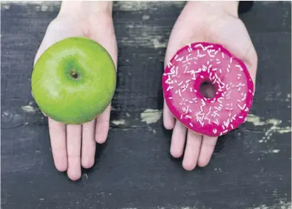  ?? Foto: AKZ ?? Viele sollten öfter mal zum Apfel statt zum Donut greifen.