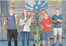  ?? FOTO: KLAUS WEISS ?? Die Schützenkö­nige der Schulen beim Adlerschie­ßen (von links): auf Platz eins Timo Leistmeist­er, Platz zwei Lara Zöllin, Platz drei Vincent Sauter und Platz vier Justin Schickle.