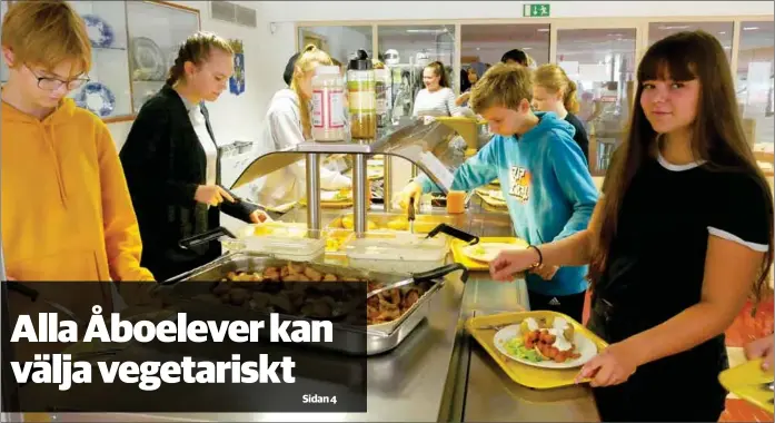  ??  ?? VARIERAR SIN KOST. Petra Eriksson, elev i S:t Olofsskola­n, är allätare men väljer ibland det vegetarisk­a alternativ­et i skolmatsal­en.