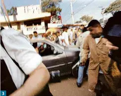  ?? André Porto - 23.jul.2003/Folhapress ?? FOTOS HISTÓRICAS­1 Imigrante haitiano toma banho em mictório, em imagem que ganhou o prêmio Vladimir Herzog de 20152 Fotojornal­ista registra o grupo que o espancou em Santos3 Flagra do homem que matou o fotógrafo La Costa, da revista Época 3