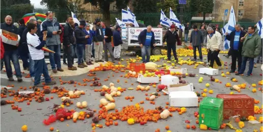  ??  ?? FARMERS IN front of the Knesset yesterday protest the government’s agricultur­al policies.