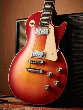  ?? ?? This Gibson Les Paul 70s Deluxe from 2021 stays true to the model’s hefty origins, clocking in at 4.4kg – almost 10lb – with no weight relief in the body