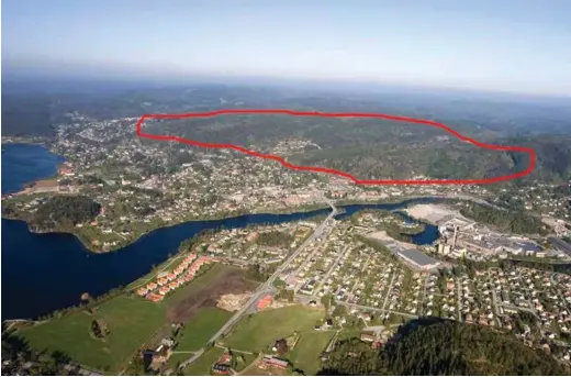 ?? ARKIVFOTO: LARS HOEN ?? Venneslahe­ia ligger cirka der den røde sirkelen er. Det kan bli Venneslas største boligfelt med over 1500 boliger og en befolkning på 5000 mennesker om det blir realisert. Til venstre i bildet er Venneslafj­orden, Moseidmoen ligger i forgrunnen.
