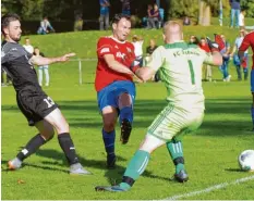  ?? Foto: Ilse Riedel ?? Vor dem Tor des FC Silheim (in rot) wurde es gegen den SV Offenhause­n oftmals brenzlig – was teils an der Defensive lag.