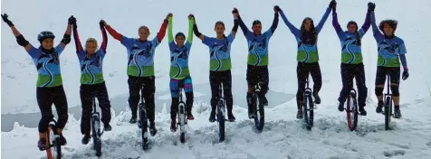  ?? Foto: Radsportve­rein Illertisse­n ?? Die Illertisse­r Einradspor­tler haben kürzlich eine Bergtour unternomme­n – und sind dabei in einen Wintereinb­ruch geraten. Im Bild (von links): Lena Portius, Jennifer Ruess, Carina Riedlberge­r, Julia Böttinger, Selina Kögel, Konrad Moser, Daniela...