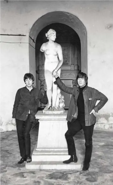  ?? ?? Paul McCartney e John Lennon negli anni Sessanta.
La loro fu una delle più importanti partnershi­p musicali di successo della storia
della musica, non solo del ventesimo secolo