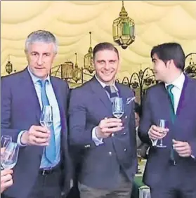  ??  ?? Quique Setién, el capitán Joaquín y Ángel Haro, brindando ayer en el Real de la Feria