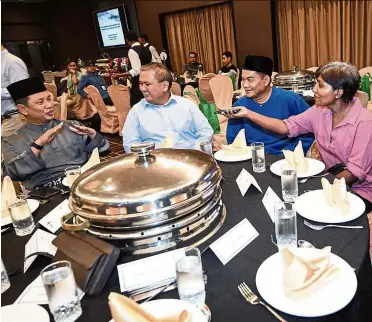  ?? — Bernama ?? Don’t quote me: OCM president Datuk Seri Norza Zakaria (left) sharing a light moment with members of the media during the buka puasa event in Kuala Lumpur on Wednesday.