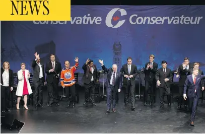  ?? IAN KUCERAK / POSTMEDIA NEWS ?? Thirteen of 14 candidates wave at the conclusion of the Conservati­ve Party of Canada leadership debate in Edmonton on Tuesday.