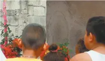  ??  ?? Devoción. Decenas de católicos llegan a diario a orar frente a la silueta de la Virgen que se ha mostrado en la pared.