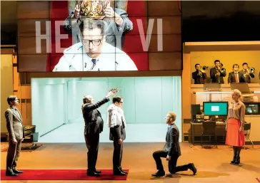  ??  ?? « Les rois de la guerre ». Mise en scène : Ivo van Hove. Théâtre national de Chaillot, Paris. 2016. (© Jan Versweyvel­d). “Kings of War”