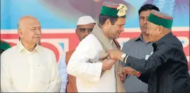  ?? BIRBAL SHARMA /HT ?? Himachal Pradesh CM Virbhadra Singh welcomes Rahul Gandhi during a rally in Mandi on Saturday.