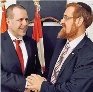  ??  ?? FPÖ- General Vilimsky mit dem umstritten­en israelisch­en Politiker Jehuda Glick.