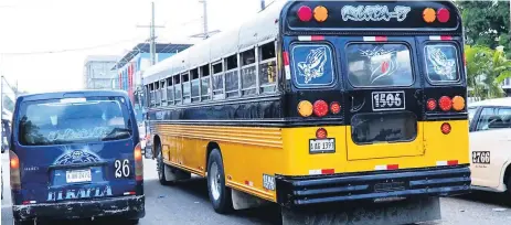  ??  ?? DEMANDA. Los buses amarillos tienen capacidad para unas 90 personas y son los más asaltados.