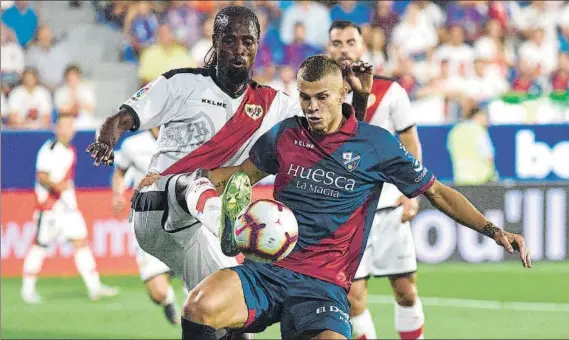  ?? FOTO: EFE ?? Samuele Longo ante Abdoulaye Ba en el partido contra el Rayo que abrió la etapa de El Alcoraz en Primera División