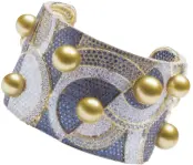  ??  ?? From the C’est la Vie collection: Cuff with nine golden South Sea pearls set with diamonds and colored stones.