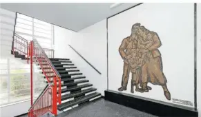  ??  ?? FOTO: IRIS MAURER Im Treppenhau­s des Gebäudes der Arbeiterwo­hlfahrt in Alt-Saarbrücke­n hängt ein Wand-Mosaik von Frans Masereel.
