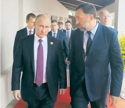  ??  ?? Der Präsident und einer seiner Oligarchen: Wladimir Putin und Oleg Deripaska beim Apec-Gipfel in Vietnam im vergangene­n November.