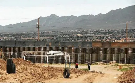  ?? Herika Martinez / AFP / Getty Images ?? A higher metal wall has been installed to replace fencing along the border between Ciudad Juarez and El Paso.