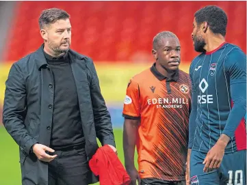 ?? ?? ATMOSPHERE: Dundee United manager Tam Courts looks on as Dominic Samuel exchanges words with Jeando Fuchs after the sides last met in October.