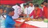  ?? HT PHOTOS ?? (Above) The bhandara by Shivshakti Peeth, Shani temple in Indira Nagar, was attended by UP BJP general secretary and party MLC Vijay Bahadur Pathak (in pink kurta). UP minister Ashutosh Tandon along with BJP leader Dilip Srivastava also distribute­d...