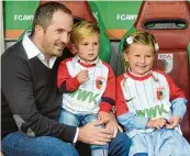  ?? Fotos: Ulrich Wagner ?? Der FCA Trainer mit seinen Kindern Lionel, zwei, und Noemi, fünf Jahre alt.