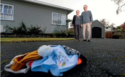  ?? SIMON O’CONNOR/STUFF ?? Kathi and Bruno Egli wake up each morning wondering whether the neighbourh­ood cat has left anything on their driveway overnight.