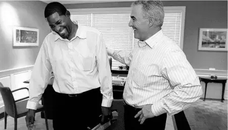  ?? RED HUBER/STAFF PHOTOGRAPH­ER ?? Newspaper deliveryma­n Ronnell Hudson, left, receives congratula­tions from Orlando Sentinel Publisher Howard Greenberg on Wednesday.