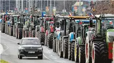  ?? FOTO MAFRA ?? Nespokojen­í farmáři v pondělí obsadili část magistrály v Praze