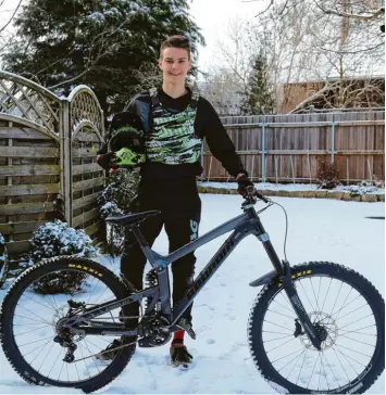  ?? Foto: müsa ?? Jonas Geißler und sein Downhillbi­ke: Der 17-jährige Schüler will in diesem Jahr zu den Lizenzfahr­ern wechseln.