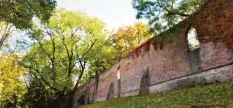  ?? Archivfoto: Anne Wall ?? Die beeindruck­ende Mauer entlang der Thommstraß­e soll ab dem Jahr 2019 saniert werden.