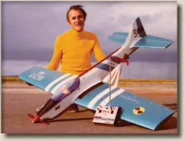  ??  ?? En 1975, Pierre effectue son come-back pour le championna­t de France de Châteaurou­x. Il est champion de France après seulement deux mois de reprise d’entraîneme­nt. L’avion, le Blitz, avait été monté par Jean Palais, son câbleur chez Radio-Pilote et son mécanicien à ce championna­t. Le fuselage était en fibre, train tricycle rentrant, moteur Webra Speed 10 cc latéral avec échappemen­t intégré sous la voilure.