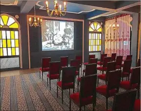  ??  ?? Le salon indien du Grand café de Paris, où a été projeté le 1er film, reconstitu­é.