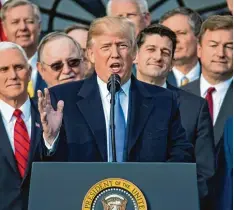  ?? Foto: Carolyn Kaster, dpa ?? Zusammen mit Vertretern seiner Partei feierte US Präsident Donald Trump diese Wo che vor dem Weißen Haus die Steuerrefo­rm.