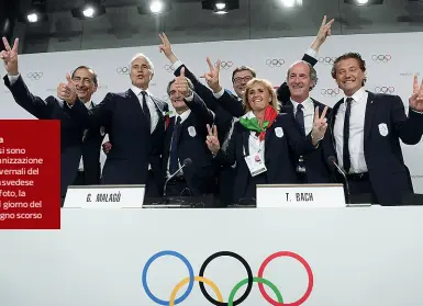  ??  ?? Il voto di Losanna
Milano e Cortina si sono aggiudicat­e l’organizzaz­ione delle Olimpiadi invernali del 2026 battendo la svedese Stoccolma. Nella foto, la squadra italiana il giorno del verdetto, il 24 giugno scorso