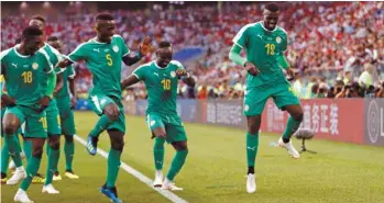  ?? EDUARDO VERDUGO ASSOCIATED PRESS ?? Mbaye Niang (à droite) célèbre en dansant avec ses coéquipier­s, après avoir marqué le deuxième but des Sénégalais contre la Pologne.