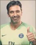  ??  ?? Buffon, con la camiseta del PSG