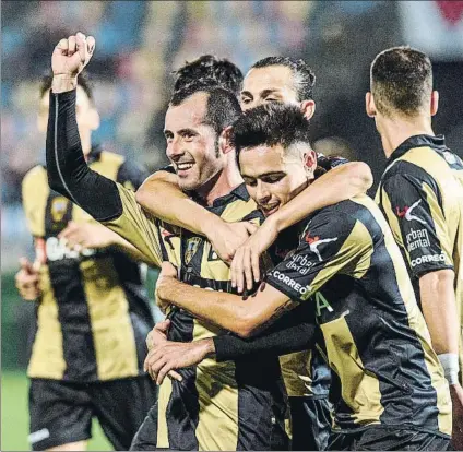  ?? FOTO: EFE ?? Gol gualdinegr­o Ito se abraza a Alain Arroyo después de un tanto del Barakaldo en esta temporada